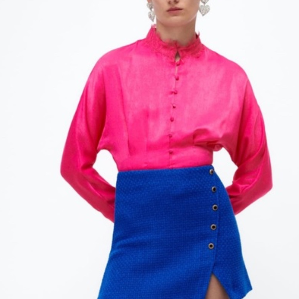 Gorgeous Zara blouse. Perfect for a date or a meeting. Enjoy ladies!